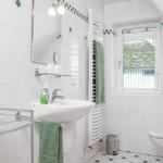 Bad mit Dusche und WC