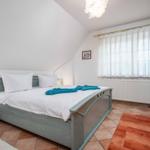 Schlafzimmer mit Doppelbett und Kleiderschrank
