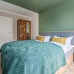 Schlafzimmer mit Bett, Nachttisch und Kleiderschrank.