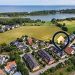 Haus in ruhiger Wohngegend mit Blick auf See und Felder.