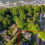 Haus mit Garten, umgeben von Wald und Strand