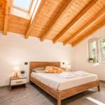 das Doppelbett-Schlafzimmer mit Platz für Kinderbett