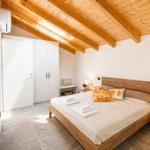 großes Doppelbett aus Naturholz