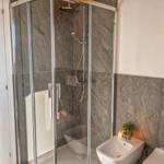 modernes Bad mit großer Dusche