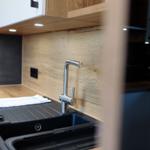 Küchenarbeitsfläche mit Spüle und modernem Wasserhahn