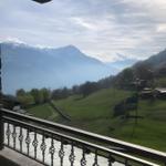 Balkon mit Blick auf grüne Hügel und schneebedeckte Berge.