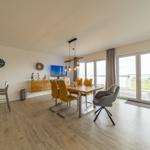 Wohn-Essbereich mit Flatscreen-TV im sinf48-6-N, Nordsee-Resort Friesland, Mellumweg 1 in Schillig