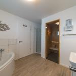 Badezimmer mit Spiegel im sinf48-6-N, Nordsee-Resort Friesland, Mellumweg 1 in Schillig