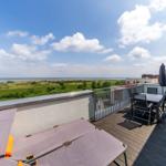 Balkon mit Gartenmöbeln im sinf48-6-N, Nordsee-Resort Friesland, Mellumweg 1 in Schillig