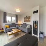 Wohn-Essbereich mit Couch im sinf48-6-N, Nordsee-Resort Friesland, Mellumweg 1 in Schillig