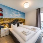 Schlafzimmer mit Doppelbett im sinf48-6-N, Nordsee-Resort Friesland, Mellumweg 1 in Schillig