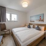 Schlafzimmer mit Doppelbett im sinf48-6-N, Nordsee-Resort Friesland, Mellumweg 1 in Schillig
