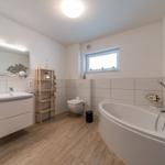 Badezimmer mit Badewanne im sinf48-6-N, Nordsee-Resort Friesland, Mellumweg 1 in Schillig