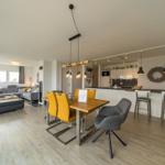 Wohn-Essbereich mit Esstisch im sinf48-6-N, Nordsee-Resort Friesland, Mellumweg 1 in Schillig