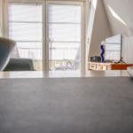 Ein Raum mit Blick auf Balkon, Fernseher und Schrank
