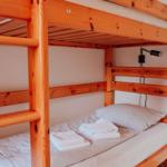Holz-Etagenbett mit Matratzen und Handtüchern