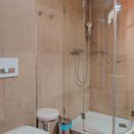 Bad mit Dusche, Toilette und Sitzhocker