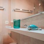 Badezimmer mit Schale und Schildkrötenfigur auf der Ablagefläche.