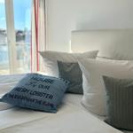 Ein Bett mit Kissen und Blick auf Balkon
