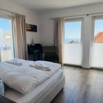 Schlafzimmer mit Blick auf Meer und Dach