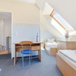 Schlafzimmer mit zwei Einzelbetten