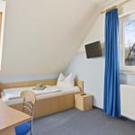 Schlafzimmer mit zwei Einzelbetten und TV