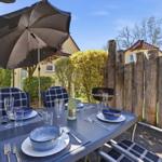 Terrasse mit Sonnenschirm und Grill