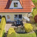 Terrasse mit Sonnenschirm und Grill