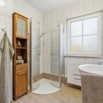 Bad mit Dusche und WC
