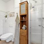 Bad mit Dusche und WC