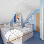 Schlafzimmer mit Doppelbett
