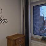 Wand mit Aufkleber: Nimm dir Zeit für die schönen Momente des Lebens. Fenster mit Blick auf Schnee.