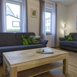 Wohnzimmer mit zwei Couchelementen für ein gemütliches Beisammensein