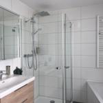 Badezimmer inkl. Badewanne und Waschmaschine in der unteren Etage