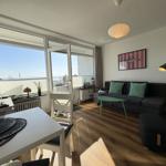 Wohnung mit Blick aufs Meer, Sofa, Tisch und Fenster