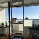 Blick auf Balkon mit Meerblick und Terrassentür
