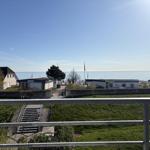 Blick auf Strand mit Gebäuden und Meer unter blauem Himmel
