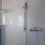 Dusche mit Duschbrause und Handbrause auf Stange