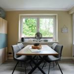 Esszimmer mit Tisch, Stühlen und Blick auf Garten