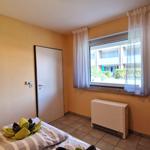 Schlafzimmer mit Bett, Fenster und Heizkörper