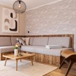 Ein Wohnbereich mit einem Sofa, einem Stuhl und einem Tisch.