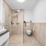 Moderne Badezimmer mit Dusche, Toilette und Waschbecken