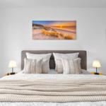 Schlafzimmer mit Bett, Nachttischen und Wandbild. Vorhänge und Spiegel sind sichtbar.