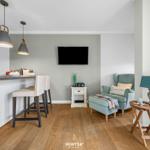 Küche mit Sitzgelegenheit und Fernseher an der Wand
