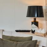 Schreibtisch mit Lampe, Fernbedienung und Willkommensschild