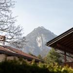 Haus mit Blick auf schneebedeckten Berg und Bäume