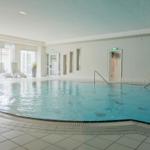 Innere Schwimmbad mit Liegestühlen und Sauna-Eingang