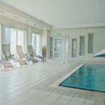 Innenpool mit Liegestühlen und Sauna-Tür