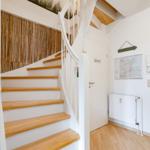 Haus mit Treppe, Bambuswand und Karte an der Wand