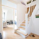 Haus mit Treppe, Wohnbereich und Schildern an der Wand.